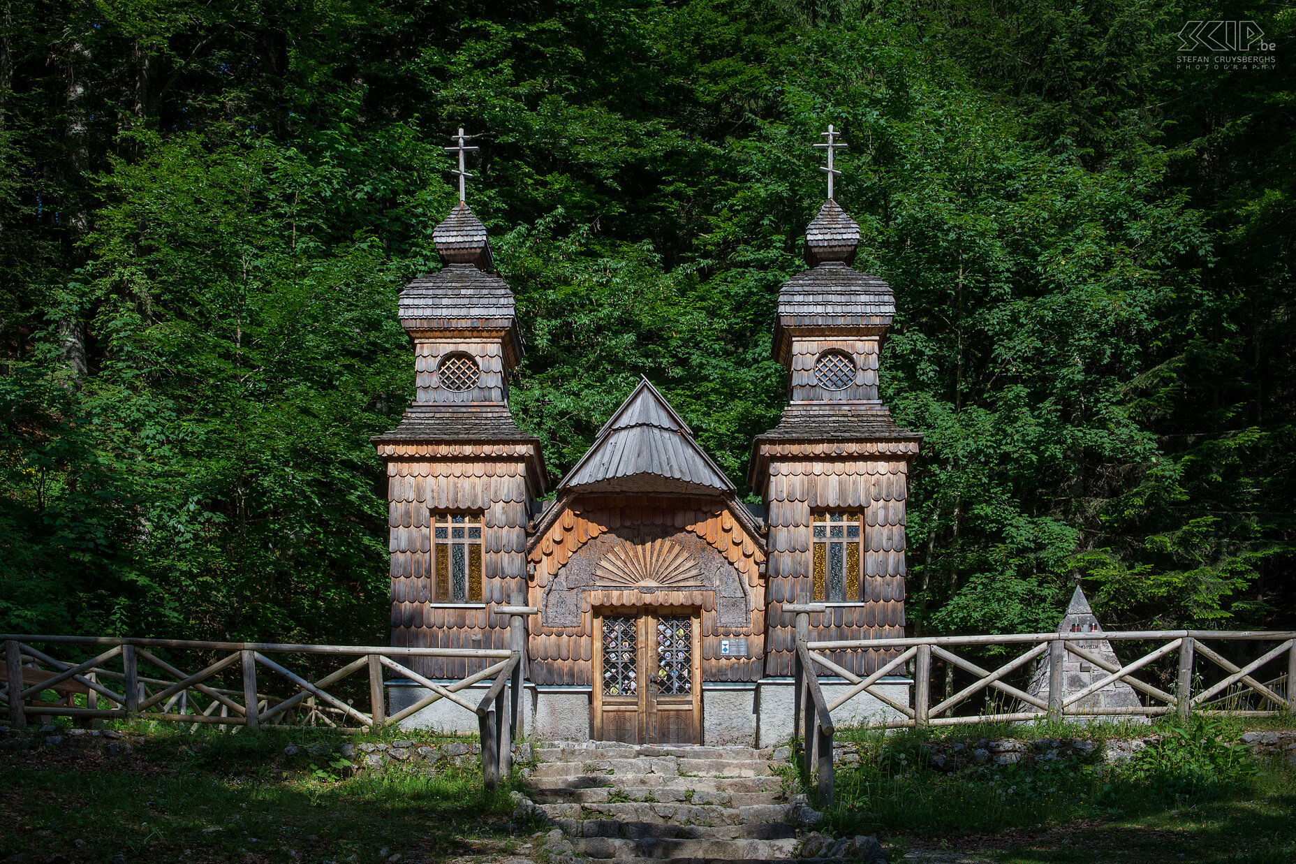 Triglav NP - Vršic-pas - Russische kapel De Vršic-pas op 1611 meter hoogte is de hoogste bergpas van Slovenië. Russische krijgsgevangenen moesten de weg bouwen tussen 1914–1916. Meer dan 400 kwamen bij een lawine in maart 1916 om. Ter hoogte van de achtste haarspeldbocht staat een Russische kapel.  Stefan Cruysberghs